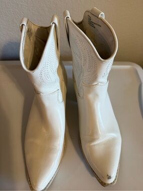STEVE MADDEN White Size 9 Cowboy boots.